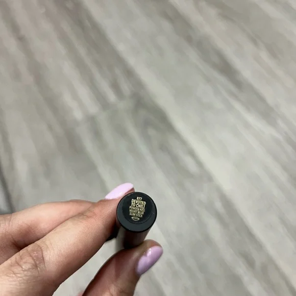 MAC NWT Powder Kiss Velvet Blur Slim Stick 0.07oz/ 2g Devoted To Chili - Picture 3 of 4